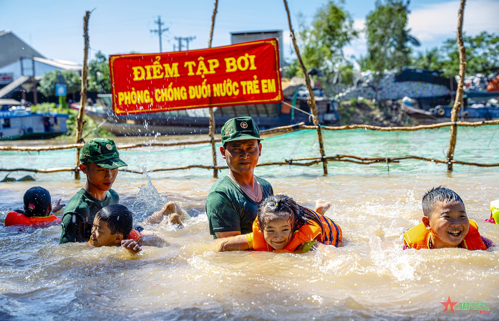 Phổ cập bơi miễn phí cho trẻ em